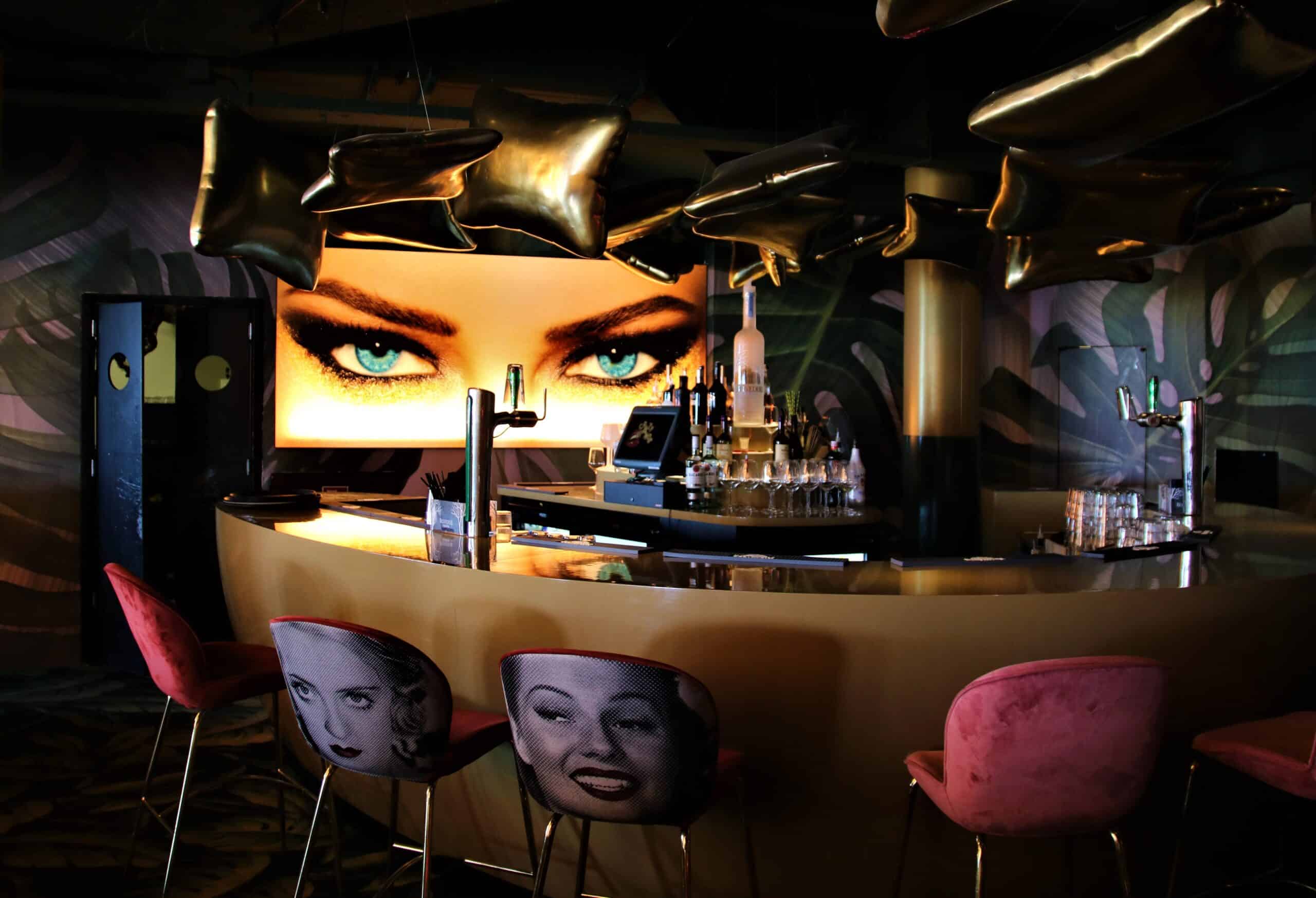 Foto bar ogen scaled